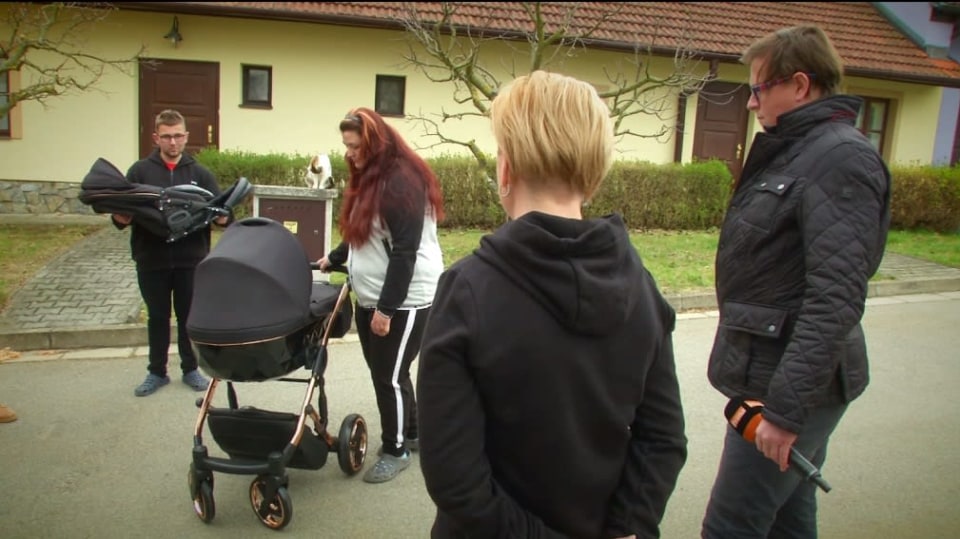 Mladá maminka se může radovat z nového kočárku
